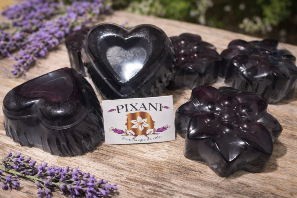 jabon pixani de lavanda sobre tabla de madera acompañado de flores de lavanda