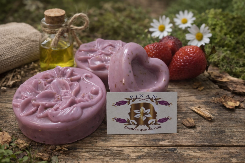 jabon pixani de fresa sobre tabla de madera